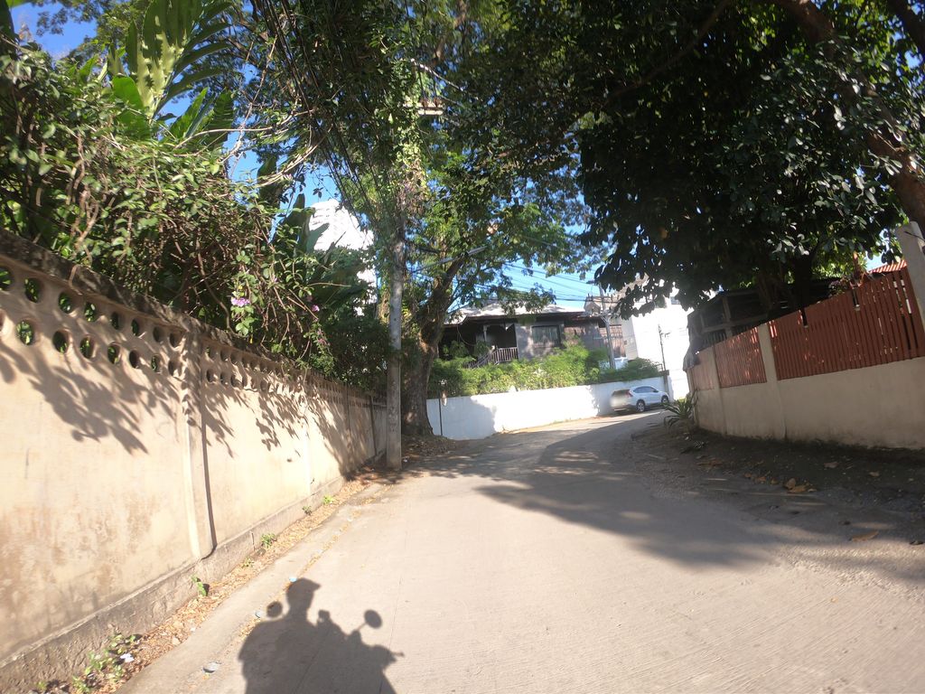 ภาพถนนตรงที่ ร้านเสริมสุข เชียงใหม่ ตั้งอยู่ ถ่ายโดย chanuwath_grab พ.ศ. 2562 (2019) · A street-level view of where ร้านเสริมสุข เชียงใหม่ · Ran Soemsuk Chiang Mai stands, by chanuwath_grab in 2562 (2019)