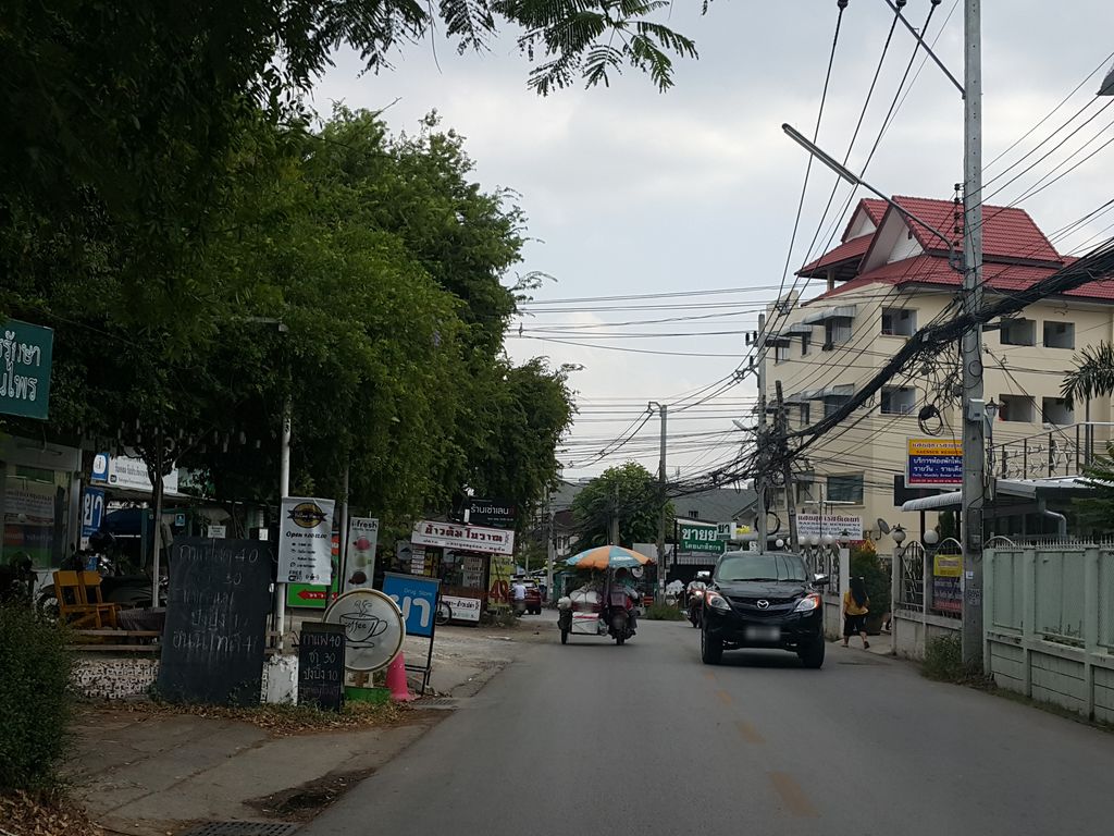 ภาพถนนตรงที่ สเต็กเต็มคำ สาขา1 ราชภัฏเชียงใหม่ ตั้งอยู่ ถ่ายโดย jrcarlsen พ.ศ. 2558 (2015) · A street-level view of where สเต็กเต็มคำ สาขา1 ราชภัฏเชียงใหม่ · Steak Tem Kham Sakha1 Ratchaphat Chiang Mai stands, by jrcarlsen in 2558 (2015)
