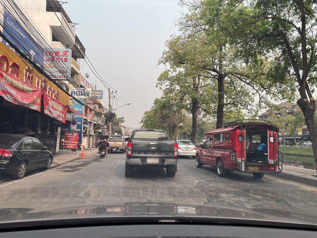 ภาพถนนตรงที่ ยินดีพาณิชย์ ตั้งอยู่ ถ่ายโดย lin_wang พ.ศ. 2567 (2024) · A street-level view of where ยินดีพาณิชย์ · Yindiphanit stands, by lin_wang in 2567 (2024)