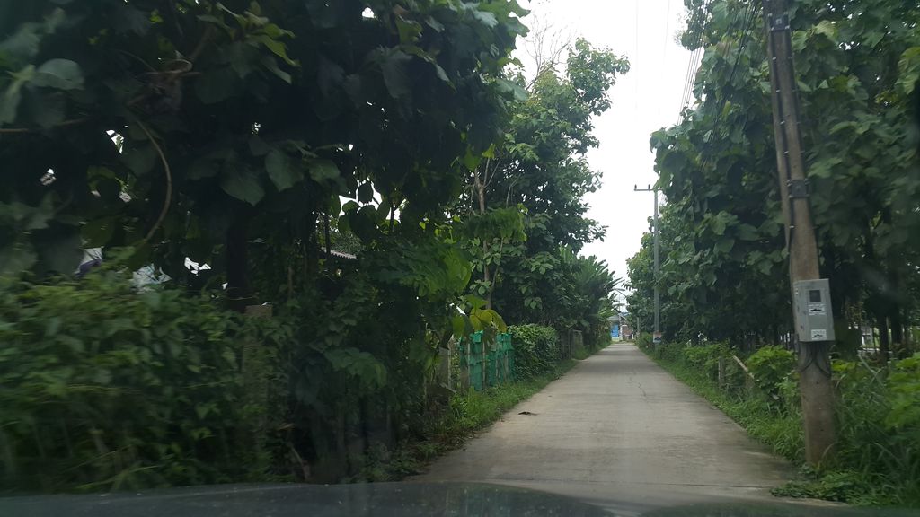 ภาพถนนตรงที่ เจริญสุขอินท์ รีสอร์ท ตั้งอยู่ ถ่ายโดย jrcarlsen พ.ศ. 2561 (2018) · A street-level view of where เจริญสุขอินท์ รีสอร์ท · Charoen Suk In Resort stands, by jrcarlsen in 2561 (2018)
