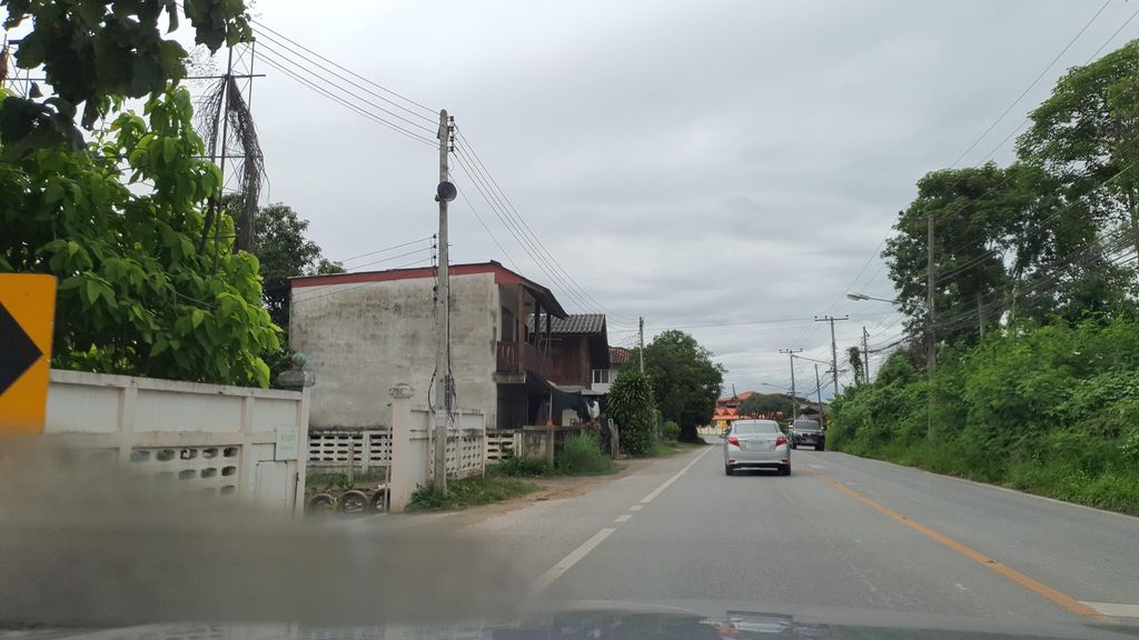 ภาพถนนตรงที่ โรงเรียนเทศบาลตำบลทุ่งต้อม ตั้งอยู่ ถ่ายโดย jrcarlsen พ.ศ. 2564 (2021) · A street-level view of where โรงเรียนเทศบาลตำบลทุ่งต้อม · Thetsaban Tambon Thung Tom School stands, by jrcarlsen in 2564 (2021)