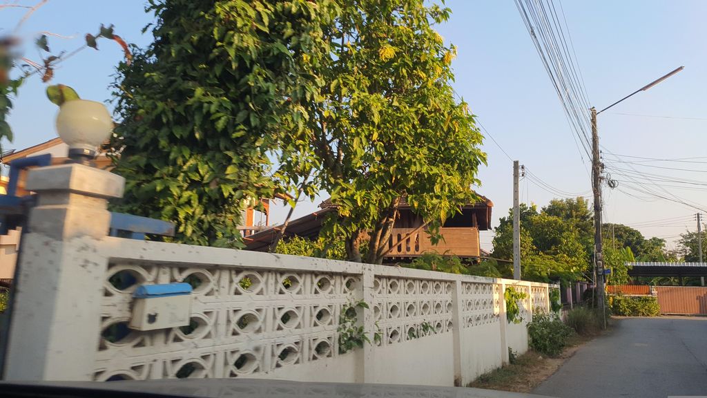 ภาพถนนตรงที่ น้ำพุร้อนสันกำแพง ตั้งอยู่ ถ่ายโดย jrcarlsen พ.ศ. 2566 (2023) · A street-level view of where น้ำพุร้อนสันกำแพง · Nam Phu Ron San Kamphaeng stands, by jrcarlsen in 2566 (2023)