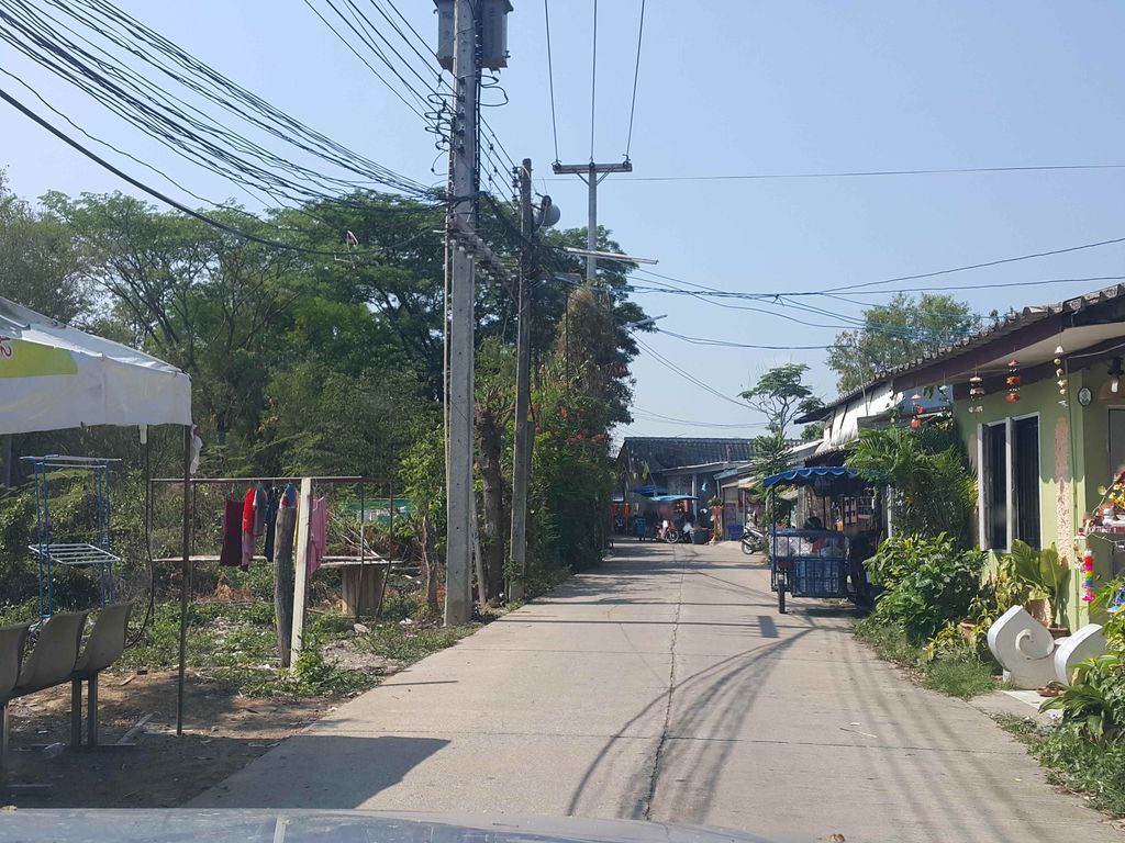 ภาพถนนตรงที่ Ton Garage ตั้งอยู่ ถ่ายโดย jrcarlsen พ.ศ. 2558 (2015) · A street-level view of where Ton Garage stands, by jrcarlsen in 2558 (2015)