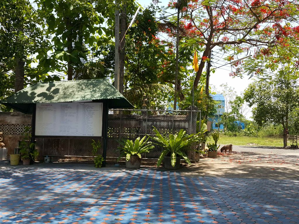 ภาพถนนตรงที่ วัดศรีชยาราม ตั้งอยู่ ถ่ายโดย jrcarlsen พ.ศ. 2558 (2015) · A street-level view of where วัดศรีชยาราม · Wat Si Chayaram stands, by jrcarlsen in 2558 (2015)