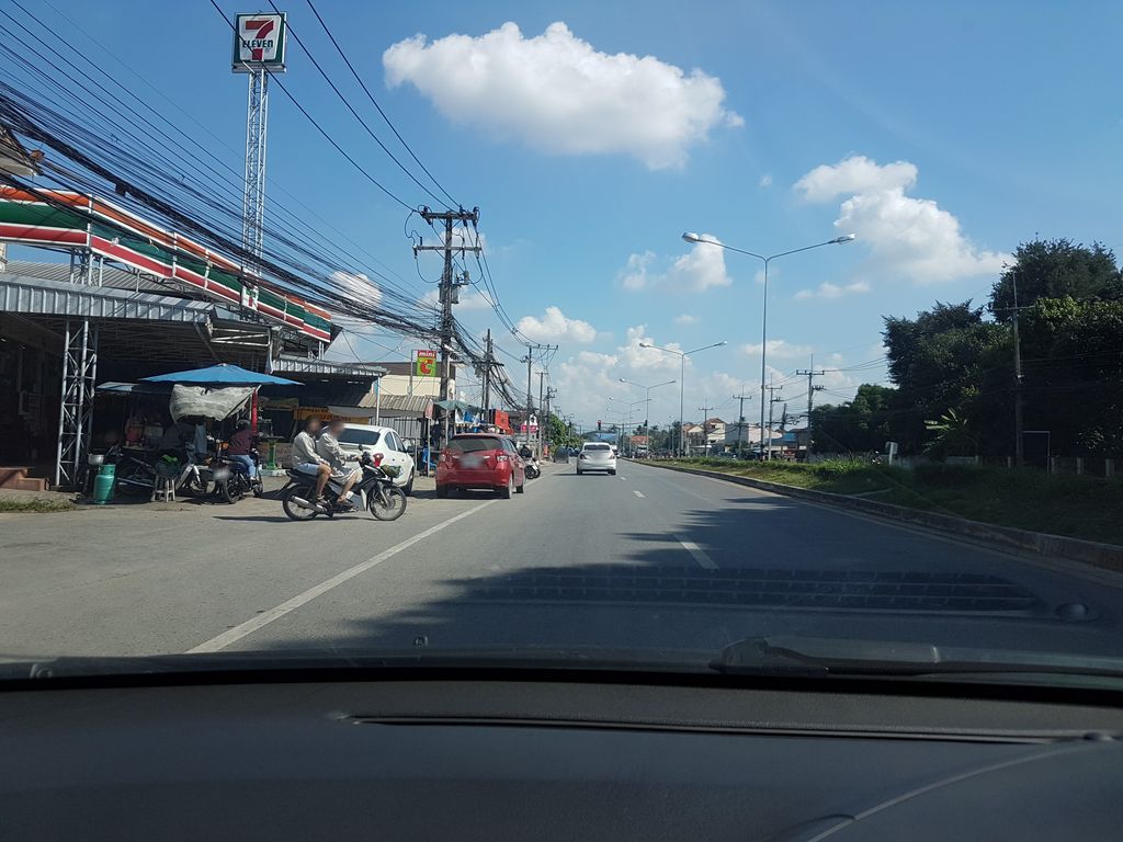 ภาพถนนตรงที่ แม่โจ้ บรรจุภัณฑ์ ตั้งอยู่ ถ่ายโดย ekkarin พ.ศ. 2561 (2018) · A street-level view of where แม่โจ้ บรรจุภัณฑ์ · Mae Jo Bronchuphan stands, by ekkarin in 2561 (2018)