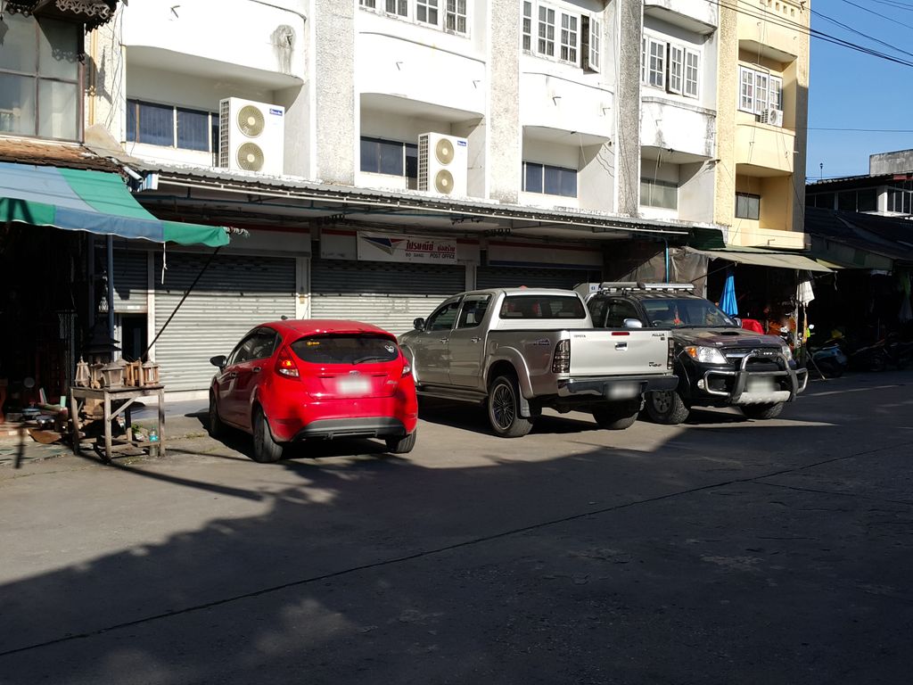 ภาพถนนตรงที่ ไม้ใบกาแฟสด ตั้งอยู่ ถ่ายโดย jrcarlsen พ.ศ. 2557 (2014) · A street-level view of where ไม้ใบกาแฟสด · Maibaikafaetda stands, by jrcarlsen in 2557 (2014)