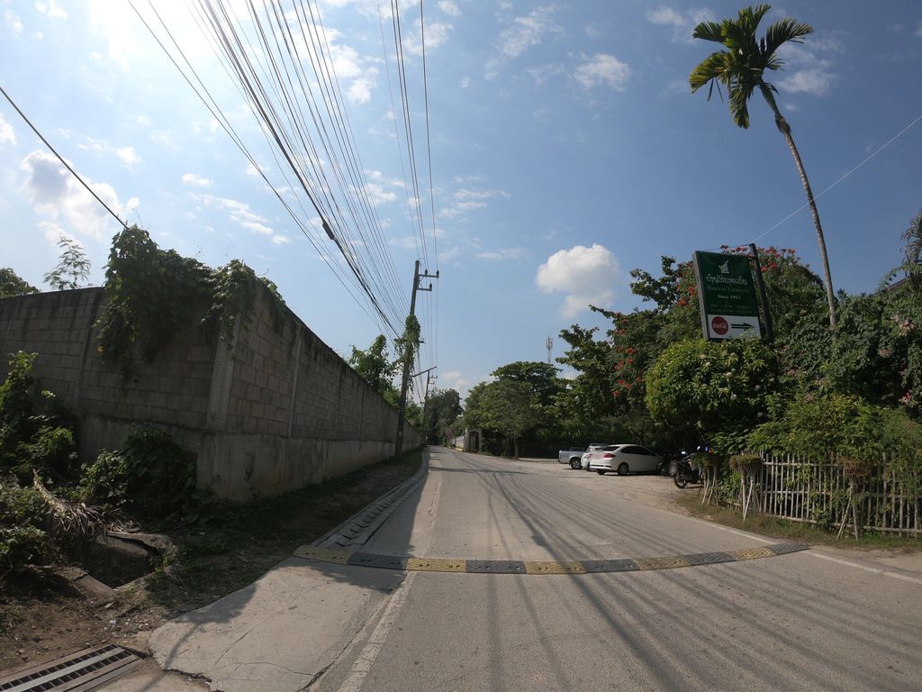 ภาพถนนตรงที่ Powerbank Fitness Chiangmai ตั้งอยู่ ถ่ายโดย chanuwath_grab พ.ศ. 2562 (2019) · A street-level view of where Powerbank Fitness Chiangmai stands, by chanuwath_grab in 2562 (2019)