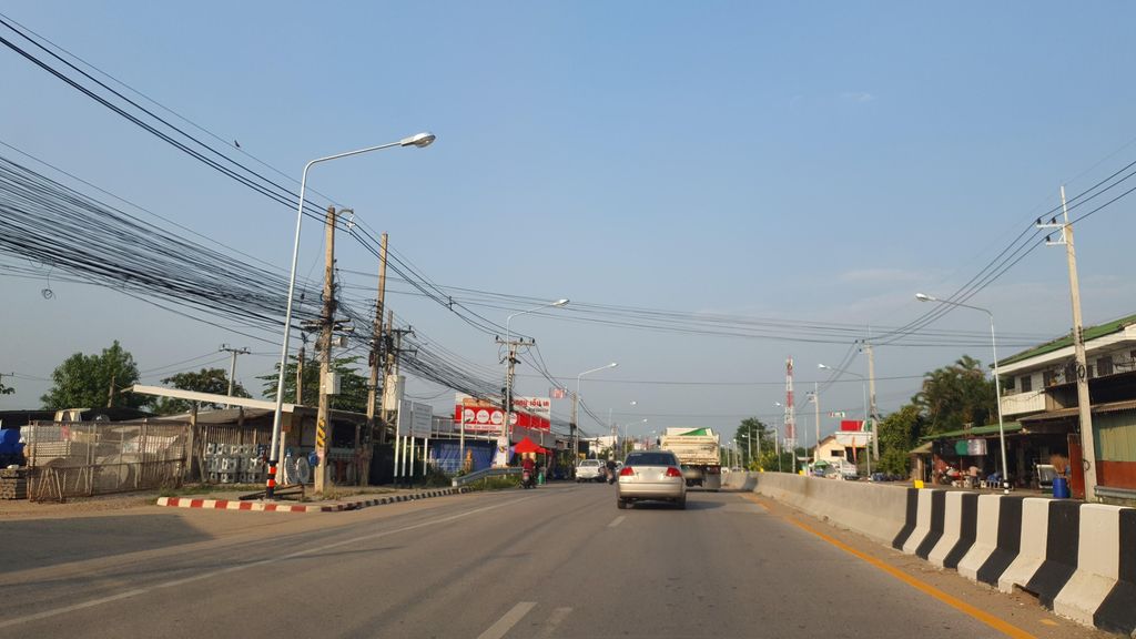 ภาพถนนตรงที่ สหพีรกิจ กรุ๊ป ตั้งอยู่ ถ่ายโดย jrcarlsen พ.ศ. 2565 (2022) · A street-level view of where สหพีรกิจ กรุ๊ป · Sahaphinkit Group stands, by jrcarlsen in 2565 (2022)
