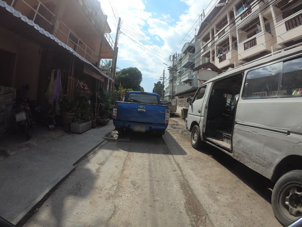ภาพถนนตรงที่ Hubmao : ฮับเหมา ตั้งอยู่ ถ่ายโดย chanuwath_grab พ.ศ. 2562 (2019) · A street-level view of where Hubmao : ฮับเหมา stands, by chanuwath_grab in 2562 (2019)