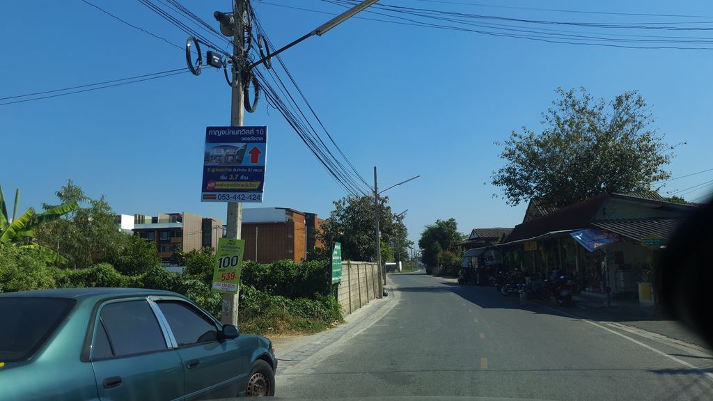 ภาพถนนตรงที่ ร้านซ่อมอุปกรณ์เครื่องใช้ไฟฟ้า ตั้งอยู่ ถ่ายโดย jrcarlsen พ.ศ. 2562 (2019) · A street-level view of where ร้านซ่อมอุปกรณ์เครื่องใช้ไฟฟ้า · Ran Som Upka Khrueangchai Faifa stands, by jrcarlsen in 2562 (2019)
