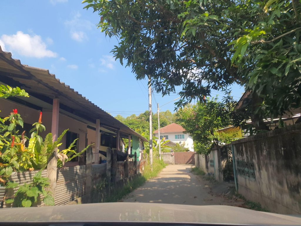 ภาพถนนตรงที่ Lamour Cafe ตั้งอยู่ ถ่ายโดย jrcarlsen พ.ศ. 2566 (2023) · A street-level view of where Lamour Cafe stands, by jrcarlsen in 2566 (2023)