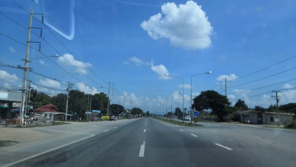 ภาพถนนตรงที่ บ้านบุษราคัม ตั้งอยู่ ถ่ายโดย charlesano พ.ศ. 2561 (2018) · A street-level view of where บ้านบุษราคัม · Ban Butrakham stands, by charlesano in 2561 (2018)