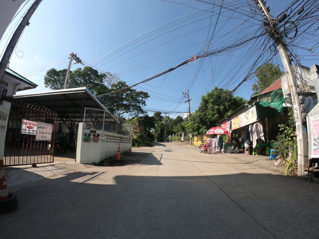 ภาพถนนตรงที่ หม่าล่าติดลม ตั้งอยู่ ถ่ายโดย chanuwath_grab พ.ศ. 2562 (2019) · A street-level view of where หม่าล่าติดลม · Malatitlom stands, by chanuwath_grab in 2562 (2019)