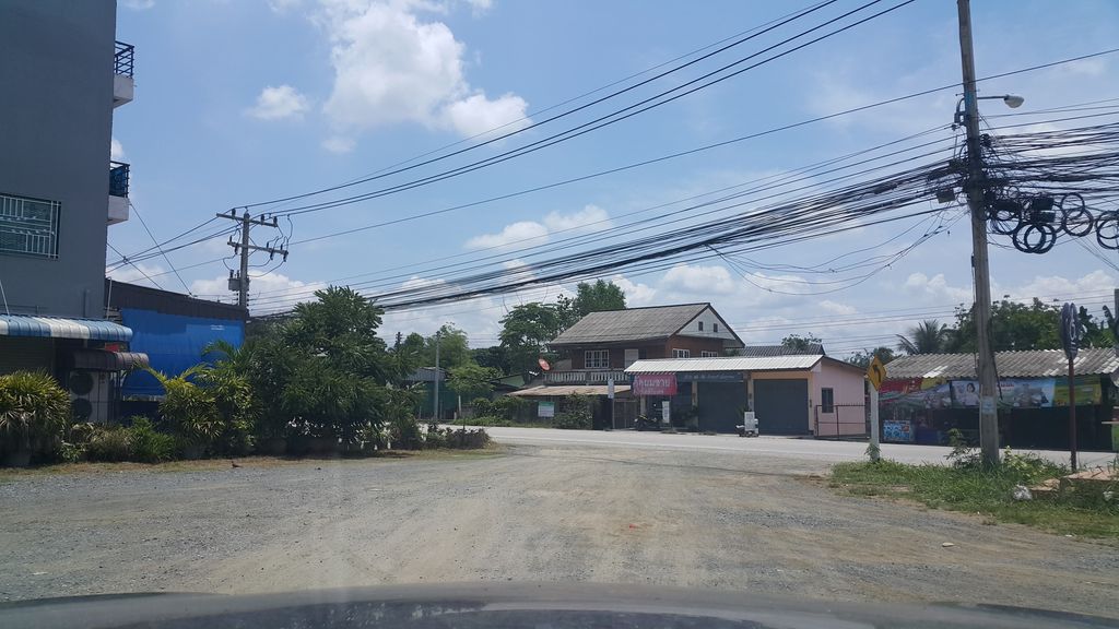ภาพถนนตรงที่ ก๋วยเตี๋ยวนาย กอ ตั้งอยู่ ถ่ายโดย jrcarlsen พ.ศ. 2561 (2018) · A street-level view of where ก๋วยเตี๋ยวนาย กอ · Kuaitiao Nai Ko stands, by jrcarlsen in 2561 (2018)