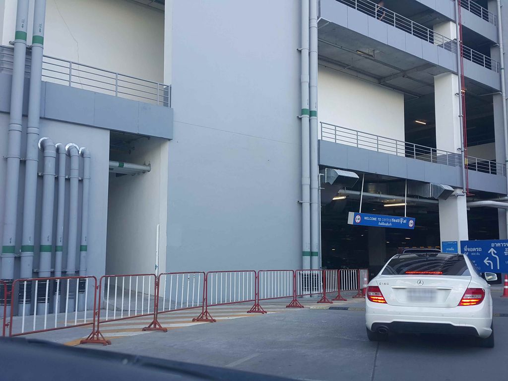 ภาพถนนตรงที่ Krungsri IMAX ตั้งอยู่ ถ่ายโดย jrcarlsen พ.ศ. 2558 (2015) · A street-level view of where Krungsri IMAX stands, by jrcarlsen in 2558 (2015)