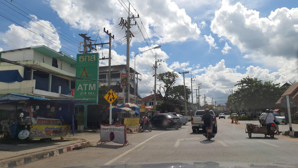 ภาพถนนตรงที่ แม่วางกาแฟสด ตั้งอยู่ ถ่ายโดย jrcarlsen พ.ศ. 2564 (2021) · A street-level view of where แม่วางกาแฟสด · Mae Wang Kafaetda stands, by jrcarlsen in 2564 (2021)