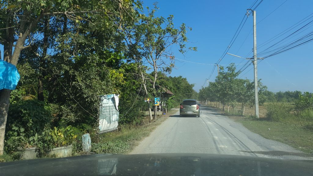 ภาพถนนตรงที่ ร้านชัยพลการเกษตร ตั้งอยู่ ถ่ายโดย jrcarlsen พ.ศ. 2562 (2019) · A street-level view of where ร้านชัยพลการเกษตร · Ran Chai Phon Kan Kaset stands, by jrcarlsen in 2562 (2019)