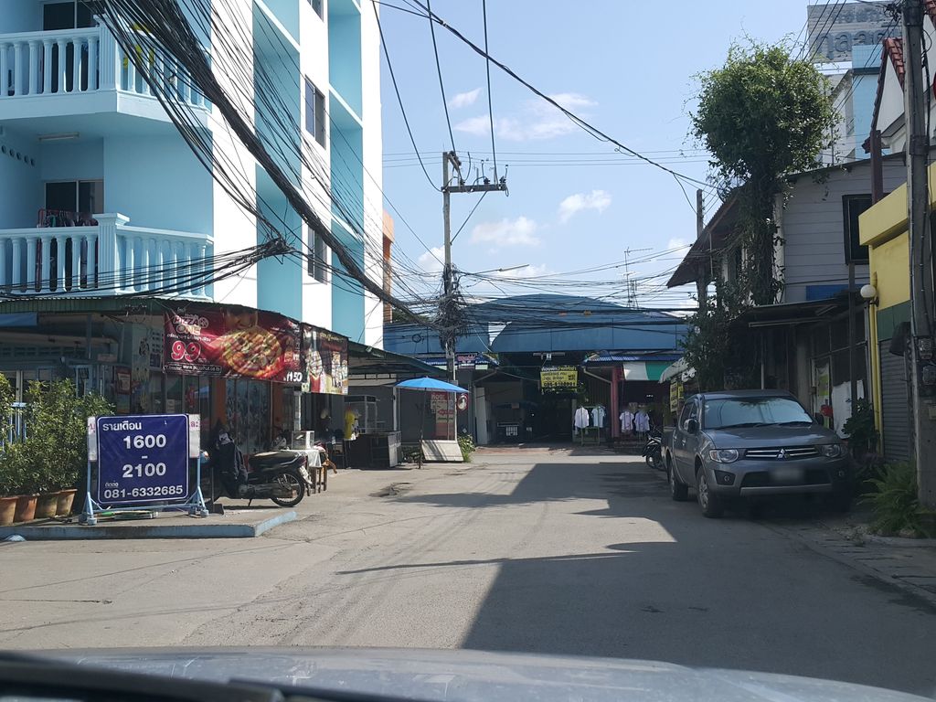 ภาพถนนตรงที่ หอพักอมเรศ ตั้งอยู่ ถ่ายโดย jrcarlsen พ.ศ. 2558 (2015) · A street-level view of where หอพักอมเรศ · Omret Dormitory stands, by jrcarlsen in 2558 (2015)