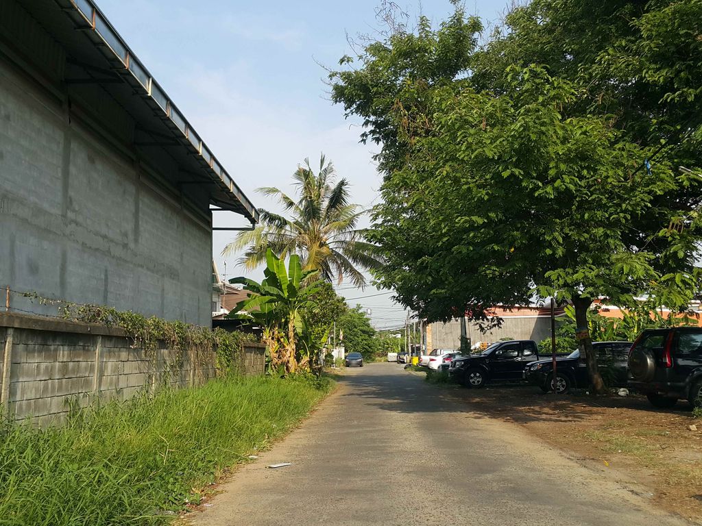 ภาพถนนตรงที่ เบลล์รถบ้านมือสองและทำสีรถ ตั้งอยู่ ถ่ายโดย jrcarlsen พ.ศ. 2558 (2015) · A street-level view of where เบลล์รถบ้านมือสองและทำสีรถ · Ben Rotbanmuetong Lae Thamsi Rot stands, by jrcarlsen in 2558 (2015)