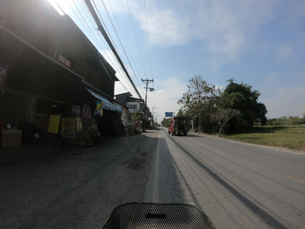 ภาพถนนตรงที่ แป๊ะเบี้ยว ข้าวขาหมูหมั่นโถว สารภี เชียงใหม่ ตั้งอยู่ ถ่ายโดย chanuwath_grab พ.ศ. 2562 (2019) · A street-level view of where แป๊ะเบี้ยว ข้าวขาหมูหมั่นโถว สารภี เชียงใหม่ · Paebiao Khaokhamu Manthoo Saraphi Chiang Mai stands, by chanuwath_grab in 2562 (2019)