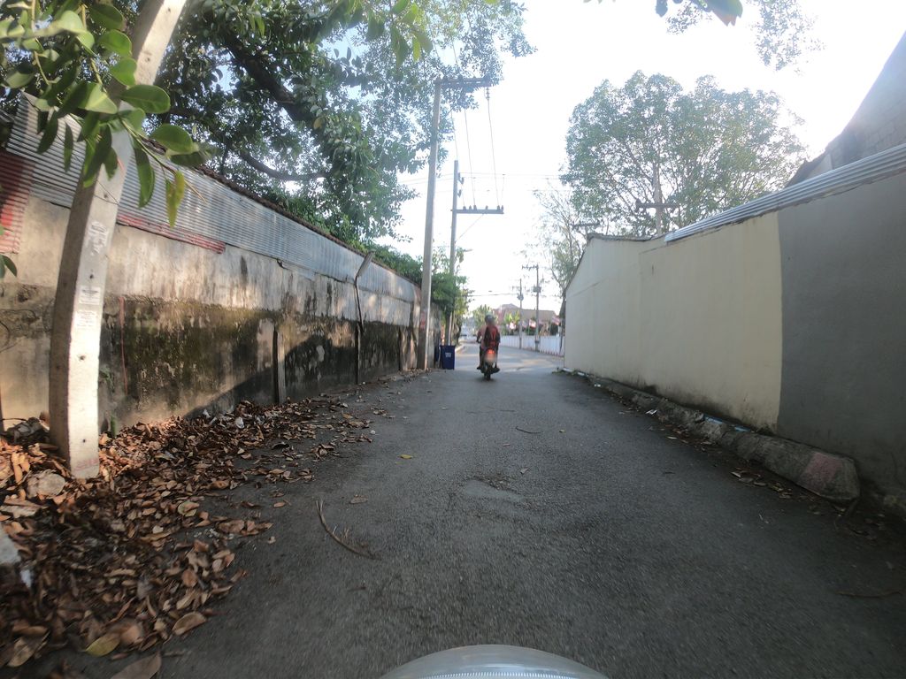 ภาพถนนตรงที่ Primavera Apartment ตั้งอยู่ ถ่ายโดย chanuwath_grab พ.ศ. 2562 (2019) · A street-level view of where Primavera Apartment stands, by chanuwath_grab in 2562 (2019)