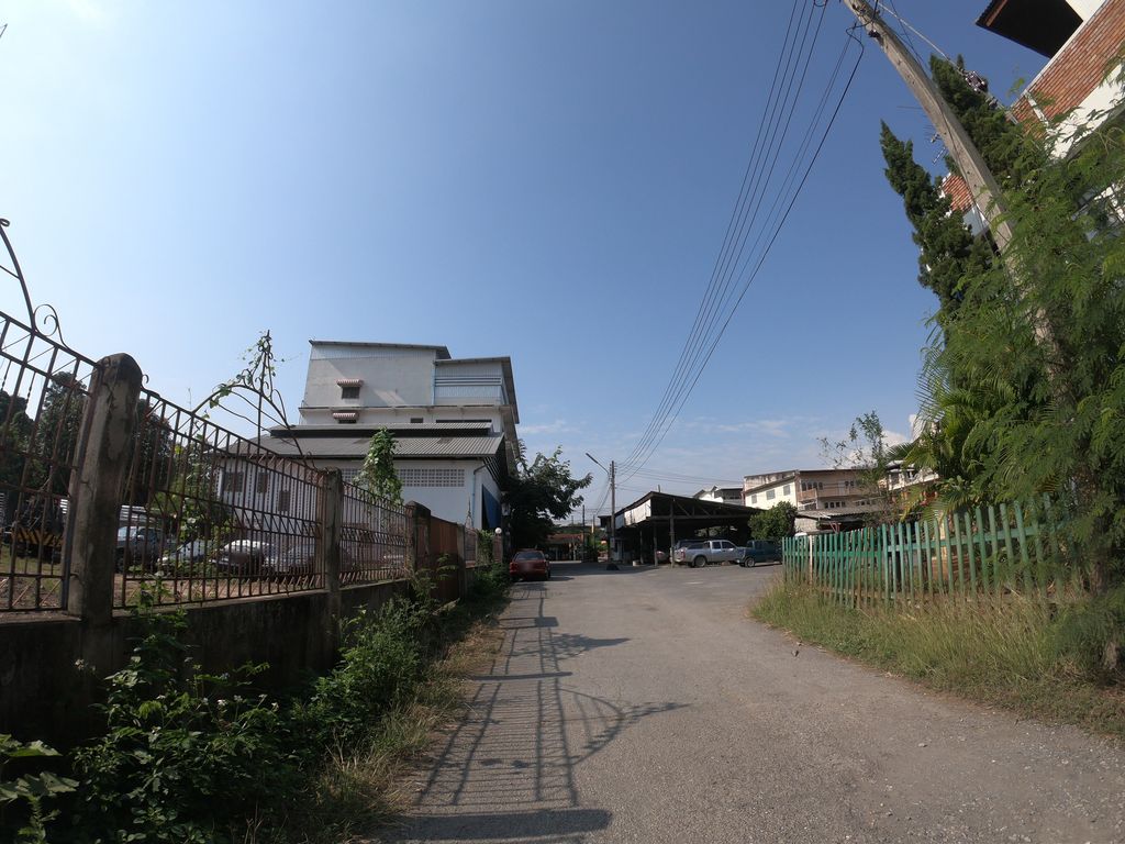 ภาพถนนตรงที่ อู่ เชียงใหม่กลการเซอร์วิส ตั้งอยู่ ถ่ายโดย chanuwath_grab พ.ศ. 2562 (2019) · A street-level view of where อู่ เชียงใหม่กลการเซอร์วิส · U Chiang Mai Klakan Service stands, by chanuwath_grab in 2562 (2019)