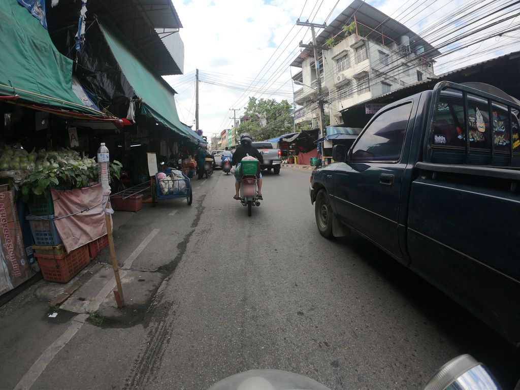ภาพถนนตรงที่ ที.ที.เซอร์วิส ตั้งอยู่ ถ่ายโดย chanuwath_grab พ.ศ. 2562 (2019) · A street-level view of where ที.ที.เซอร์วิส · Thi.thi.Service stands, by chanuwath_grab in 2562 (2019)