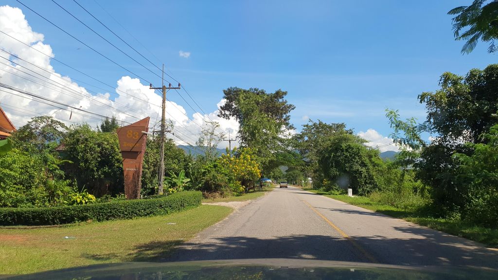 ภาพถนนตรงที่ 83 ฤกษ์เหล้า ตั้งอยู่ ถ่ายโดย jrcarlsen พ.ศ. 2564 (2021) · A street-level view of where 83 ฤกษ์เหล้า · 83 Ruekalao stands, by jrcarlsen in 2564 (2021)