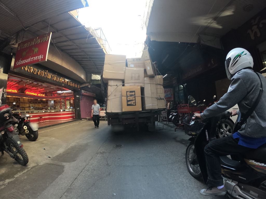ภาพถนนตรงที่ ห้างทองโอ้วจินเฮง ตั้งอยู่ ถ่ายโดย chanuwath_grab พ.ศ. 2562 (2019) · A street-level view of where ห้างทองโอ้วจินเฮง · Hangthong Oo Chin Heng stands, by chanuwath_grab in 2562 (2019)