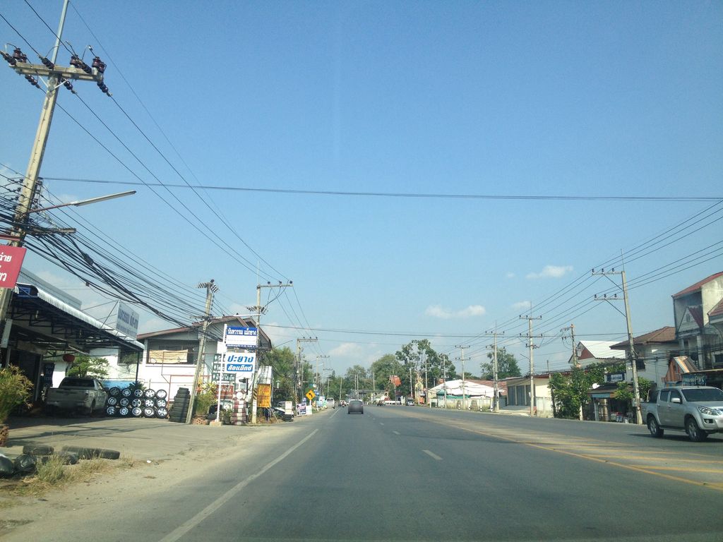 ภาพถนนตรงที่ ร้านอาหารปักษ์ใต้นครศรีธรรมราช ตั้งอยู่ ถ่ายโดย jimwatana พ.ศ. 2558 (2015) · A street-level view of where ร้านอาหารปักษ์ใต้นครศรีธรรมราช · Paktai Nakhon Si Tham Ratcha Restaurant stands, by jimwatana in 2558 (2015)