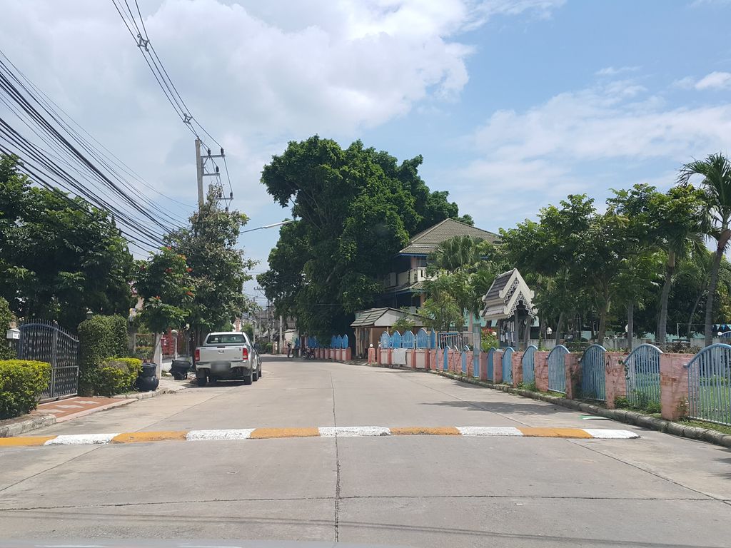 ภาพถนนตรงที่ Athome Massage For Health ตั้งอยู่ ถ่ายโดย jrcarlsen พ.ศ. 2558 (2015) · A street-level view of where Athome Massage For Health stands, by jrcarlsen in 2558 (2015)