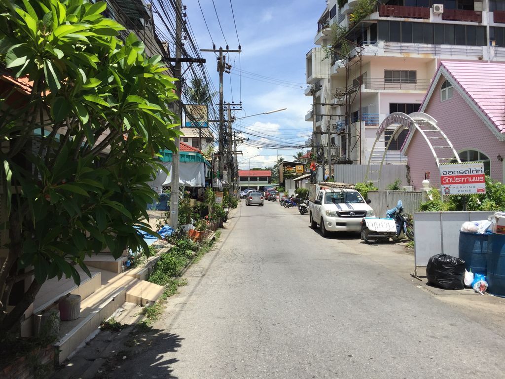 ภาพถนนตรงที่ Poodson Hotel ตั้งอยู่ ถ่ายโดย alvinsj พ.ศ. 2560 (2017) · A street-level view of where Poodson Hotel stands, by alvinsj in 2560 (2017)