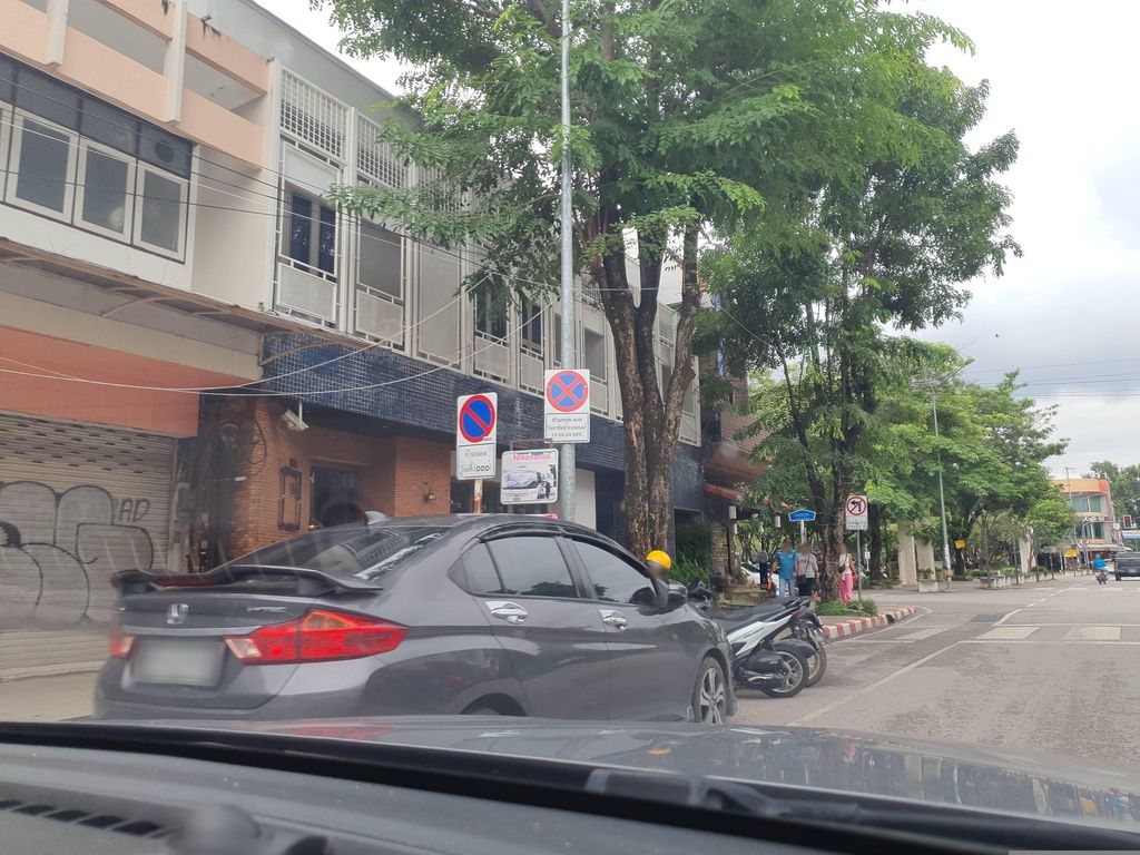 ภาพถนนตรงที่ PIQUE pique ตั้งอยู่ ถ่ายโดย jrcarlsen พ.ศ. 2566 (2023) · A street-level view of where PIQUE pique stands, by jrcarlsen in 2566 (2023)