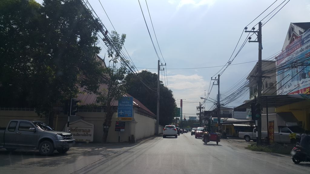 ภาพถนนตรงที่ BY print kunpai media ตั้งอยู่ ถ่ายโดย jrcarlsen พ.ศ. 2560 (2017) · A street-level view of where BY print kunpai media stands, by jrcarlsen in 2560 (2017)