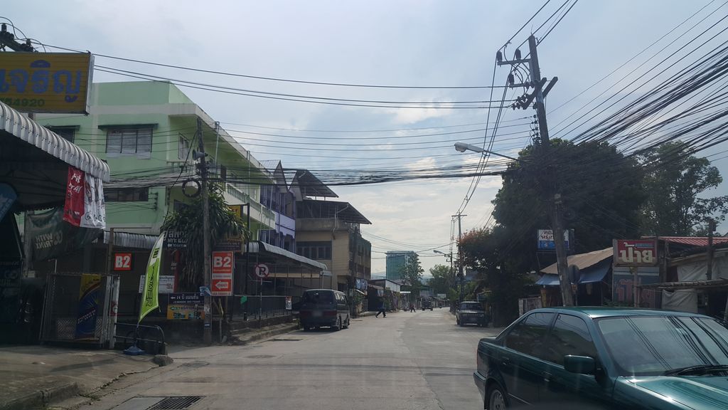 ภาพถนนตรงที่ เอี่ยม ตั้งอยู่ ถ่ายโดย jrcarlsen พ.ศ. 2560 (2017) · A street-level view of where เอี่ยม · Iam stands, by jrcarlsen in 2560 (2017)