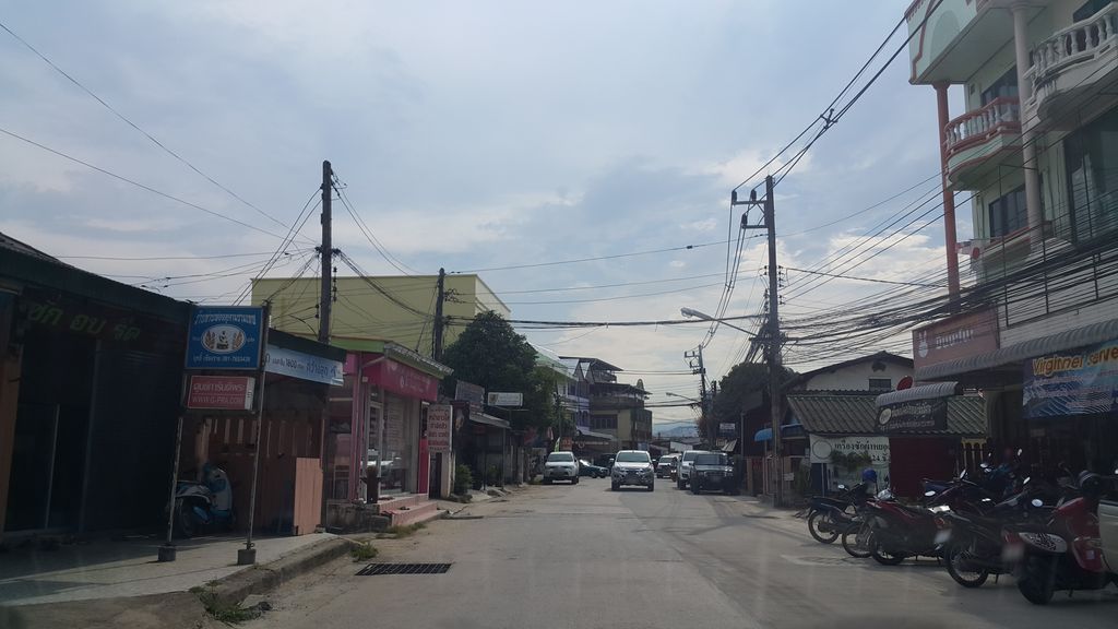 ภาพถนนตรงที่ Sisters C ตั้งอยู่ ถ่ายโดย jrcarlsen พ.ศ. 2560 (2017) · A street-level view of where Sisters C stands, by jrcarlsen in 2560 (2017)