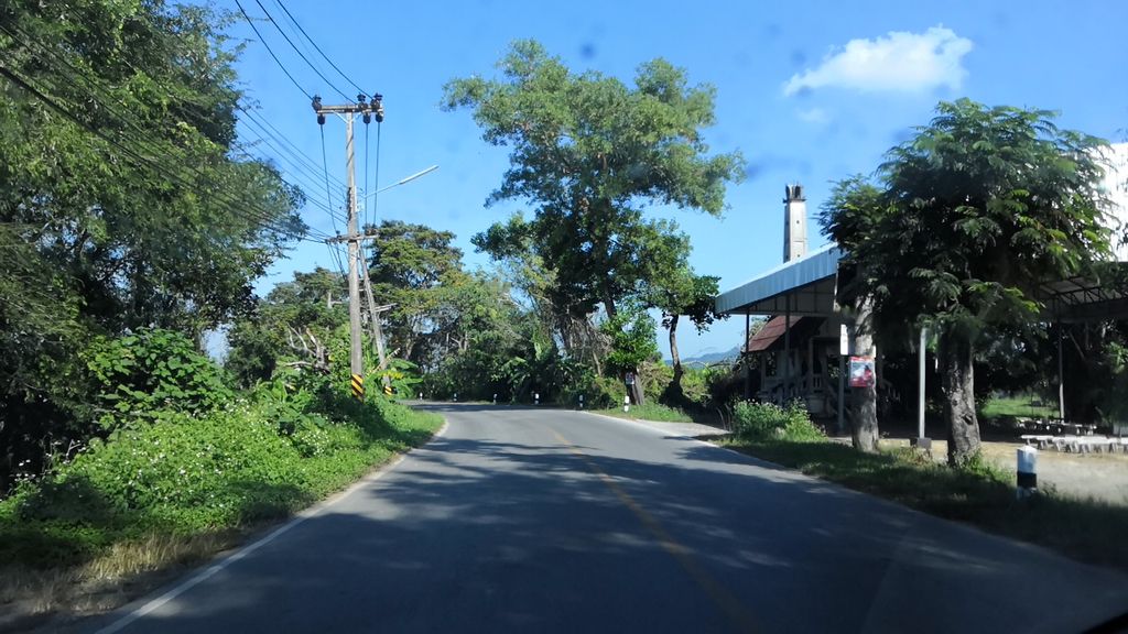 ภาพถนนตรงที่ ป่าช้าบ้านปงหลวง ตั้งอยู่ ถ่ายโดย charlesano พ.ศ. 2561 (2018) · A street-level view of where Pongluang cemetery stands, by charlesano in 2561 (2018)