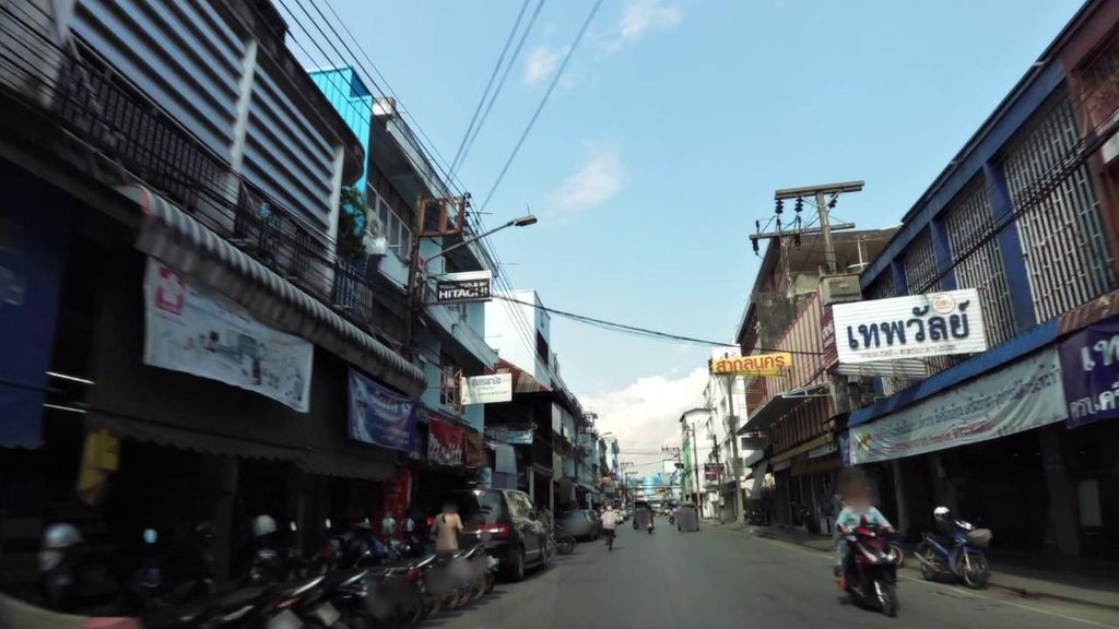 ภาพถนนตรงที่ Phannara ตั้งอยู่ ถ่ายโดย toffy พ.ศ. 2561 (2018) · A street-level view of where Phannara stands, by toffy in 2561 (2018)