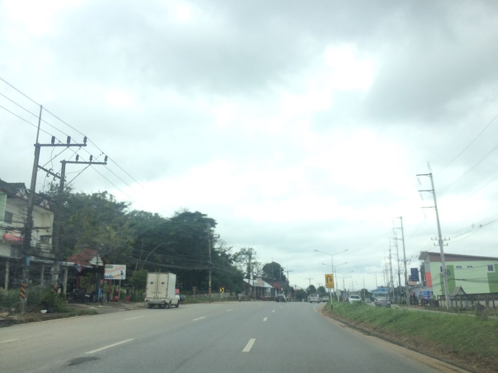 ภาพถนนตรงที่ รับซื้อของเก่า ตั้งอยู่ ถ่ายโดย prasert พ.ศ. 2559 (2016) · A street-level view of where รับซื้อของเก่า · Rapsue Khongkao stands, by prasert in 2559 (2016)