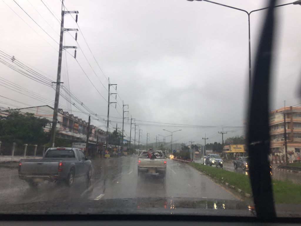 ภาพถนนตรงที่ ด่านตรวจศุลกากรแม่จัน ตั้งอยู่ ถ่ายโดย wapriz พ.ศ. 2561 (2018) · A street-level view of where ด่านตรวจศุลกากรแม่จัน · Dan Truat Sunkak Mae Chan stands, by wapriz in 2561 (2018)