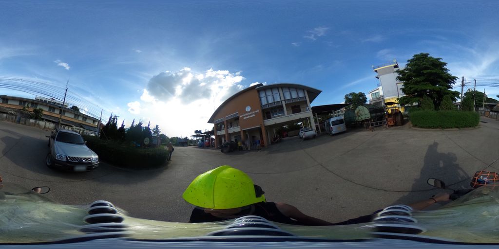 ภาพถนนตรงที่ หิรัญมอเตอร์ ตั้งอยู่ ถ่ายโดย maricarrabonza พ.ศ. 2562 (2019) · A street-level view of where หิรัญมอเตอร์ · Hiranmotoe stands, by maricarrabonza in 2562 (2019)