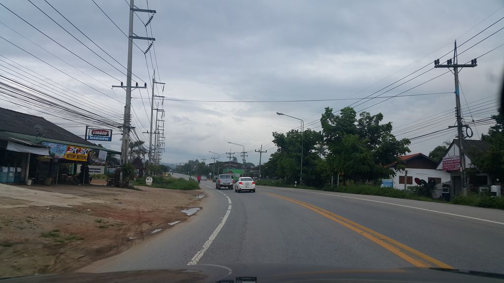 ภาพถนนตรงที่ Honda Greenwing ตั้งอยู่ ถ่ายโดย jrcarlsen พ.ศ. 2559 (2016) · A street-level view of where Honda Greenwing stands, by jrcarlsen in 2559 (2016)