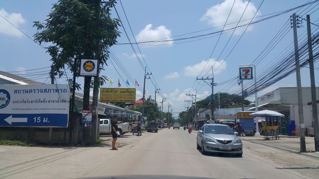 ภาพถนนตรงที่ Honda ตั้งอยู่ ถ่ายโดย jrcarlsen พ.ศ. 2560 (2017) · A street-level view of where Honda stands, by jrcarlsen in 2560 (2017)