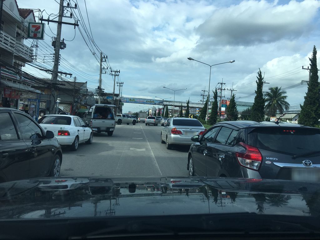 ภาพถนนตรงที่ แว่นท็อปเจริญ ตั้งอยู่ ถ่ายโดย wapriz พ.ศ. 2561 (2018) · A street-level view of where Top Charoen Optical stands, by wapriz in 2561 (2018)