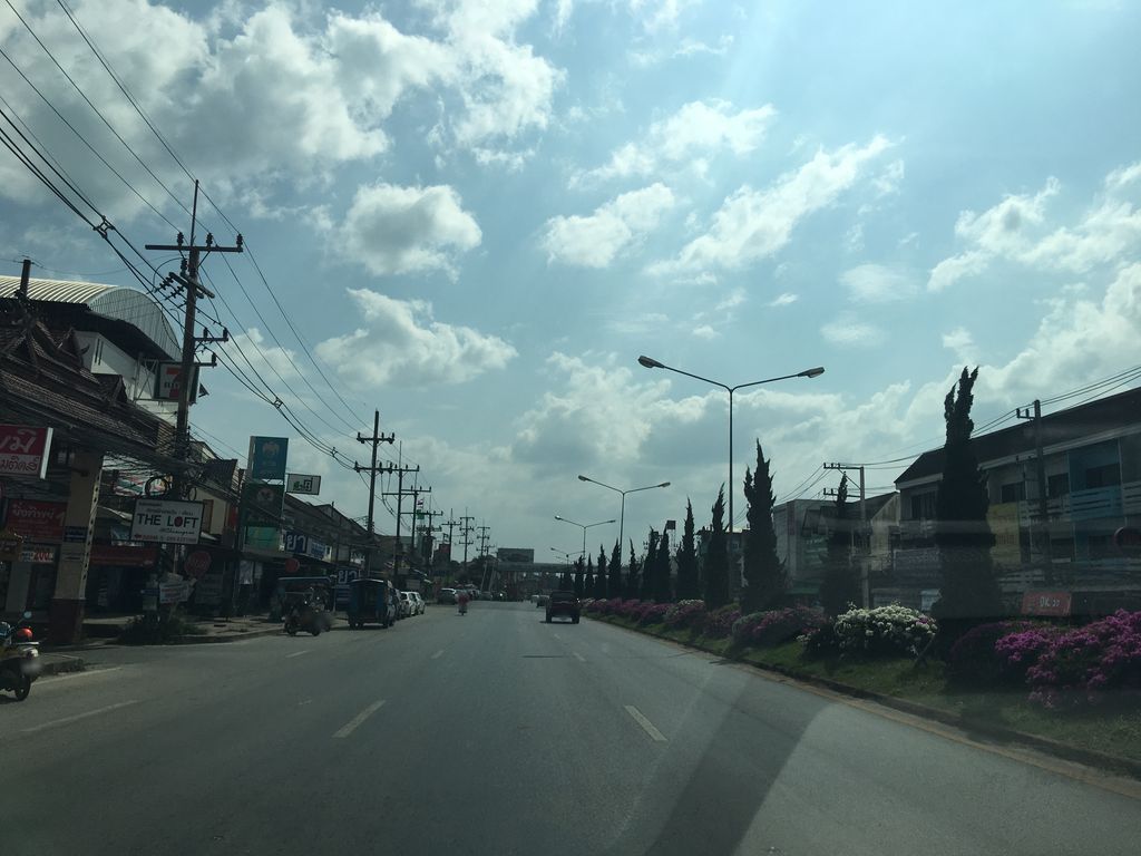 ภาพถนนตรงที่ Yamaha ตั้งอยู่ ถ่ายโดย wapriz พ.ศ. 2561 (2018) · A street-level view of where Yamaha stands, by wapriz in 2561 (2018)