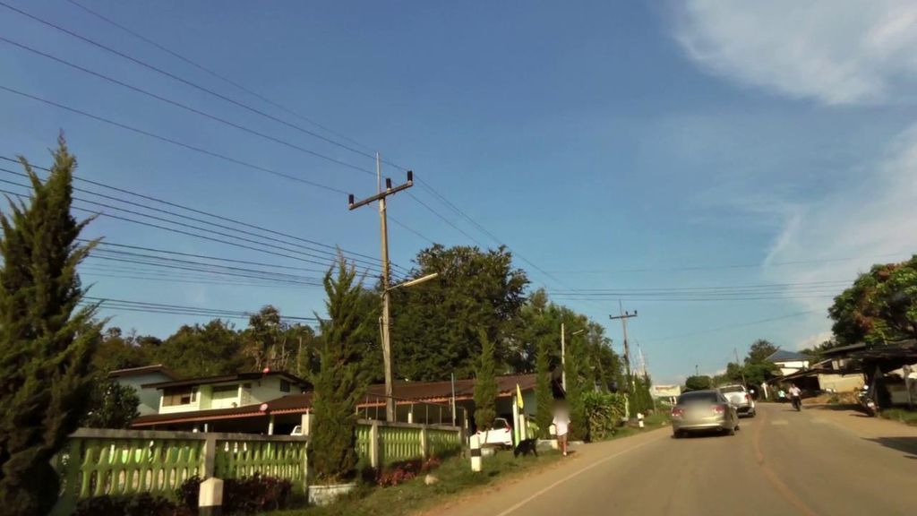 ภาพถนนตรงที่ โรงเรียนบ้านราษฎร์ภักดี ตั้งอยู่ ถ่ายโดย toffy พ.ศ. 2561 (2018) · A street-level view of where Ratr Pakdee School stands, by toffy in 2561 (2018)