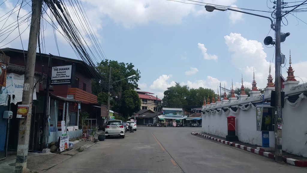 ภาพถนนตรงที่ Nice rental ตั้งอยู่ ถ่ายโดย jrcarlsen พ.ศ. 2560 (2017) · A street-level view of where Nice rental stands, by jrcarlsen in 2560 (2017)