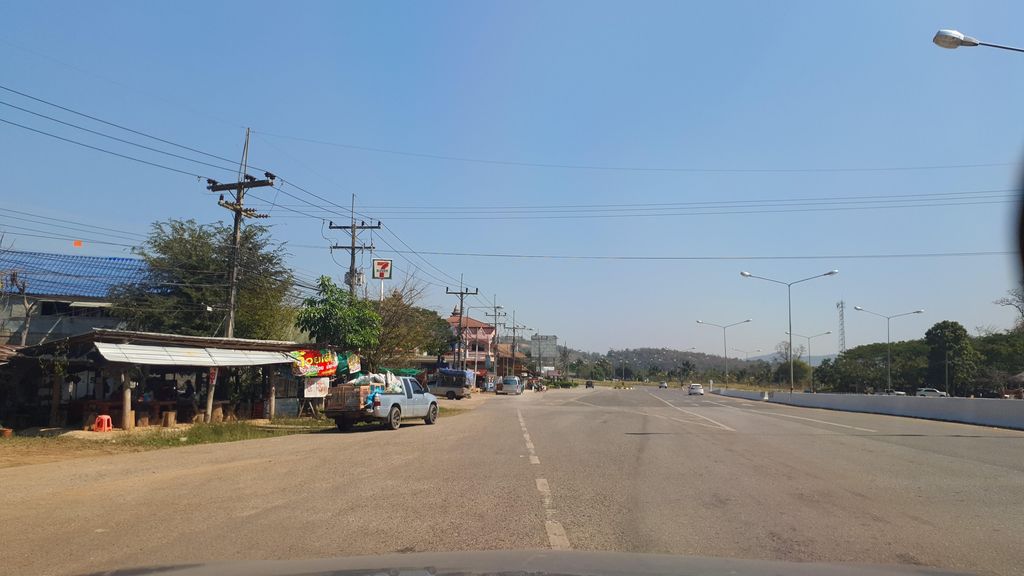 ภาพถนนตรงที่ ป้อมยามตำรวจบริการประชาชนโป่งน้ำร้อน ตั้งอยู่ ถ่ายโดย jrcarlsen พ.ศ. 2565 (2022) · A street-level view of where Police service point Ping Nam Ron stands, by jrcarlsen in 2565 (2022)