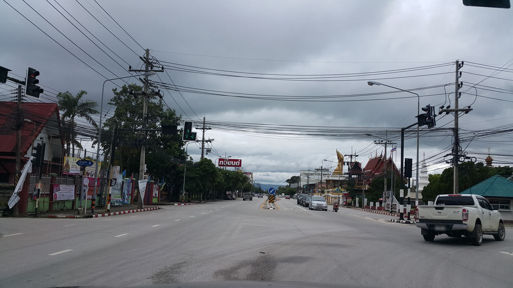 ภาพถนนตรงที่ Greenwing ตั้งอยู่ ถ่ายโดย jrcarlsen พ.ศ. 2559 (2016) · A street-level view of where Greenwing stands, by jrcarlsen in 2559 (2016)