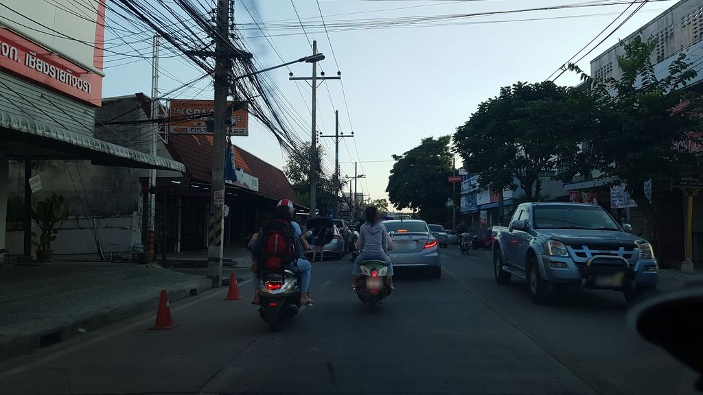 ภาพถนนตรงที่ เชียงรายกิจวรา ตั้งอยู่ ถ่ายโดย igorzo พ.ศ. 2562 (2019) · A street-level view of where Chaingrai Kitwara stands, by igorzo in 2562 (2019)